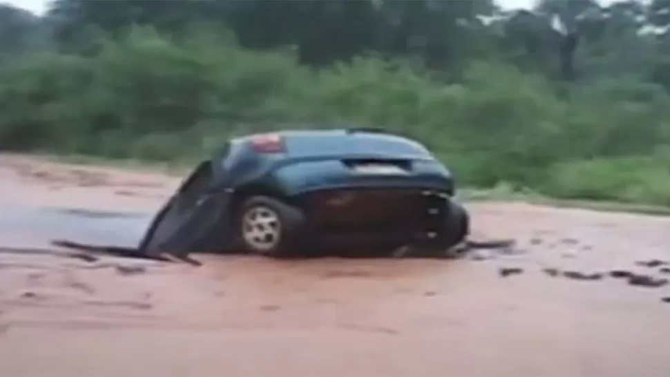 CAIDA. El suelo se abrió bajo las ruedas del vehículo. CAPTURA DE VIDEO