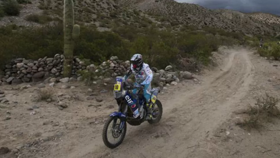 EN CARRERA. El francés David Casteu chocó una vaca, pero se recuperó, a pesar de la lesión en su hombro, y continúa en competencia. 