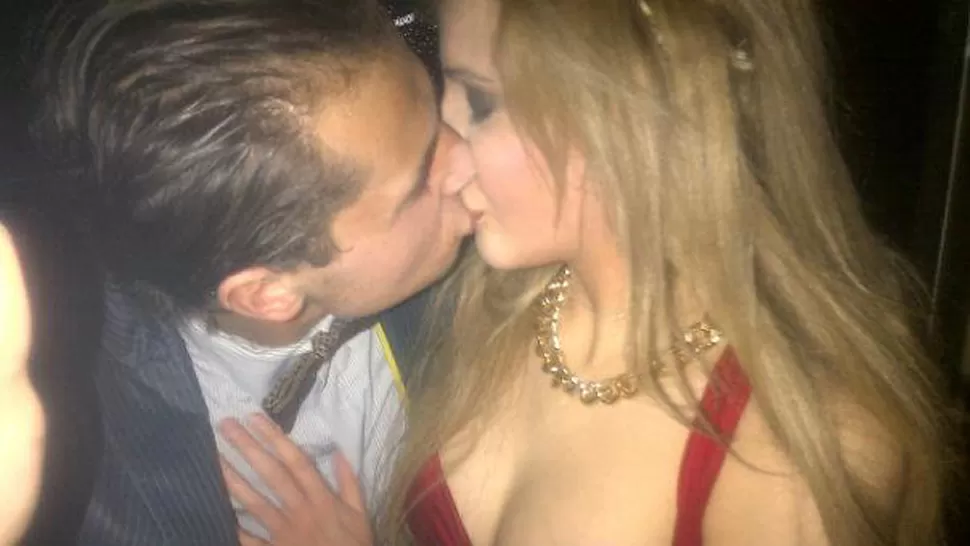 VIVA EL AMOR. La parejita no dudó en compartir el apasionante momento con su público. FOTOS TOMADAS DE FACEBOOK (Charlotte Caniggia page oficial y Jan Tibai)