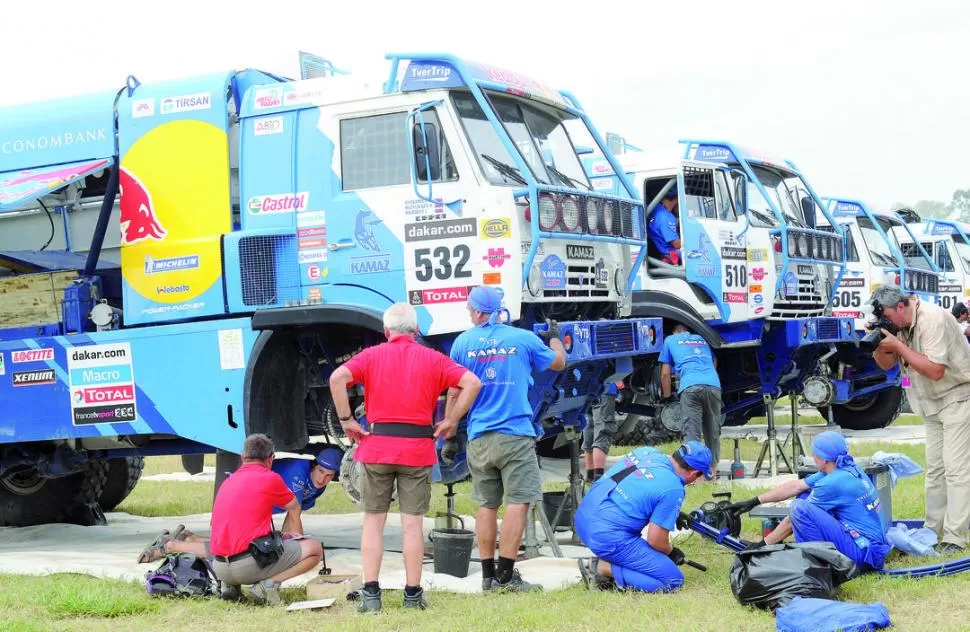 FEBRIL TAREA. Mecánicos del equipo ruso Kamaz pusieron a punto los camiones durante la jornada de descanso. Hoy se reanudará la competencia. LA GACETA / FOTO DE HECTOR PERALTA