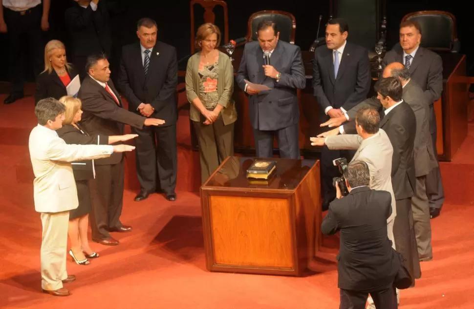 SÍ, JURO. En octubre de 2011, los 93 delegados comunales juraron sus cargos ante el gobernador José Alperovich. LA GACETA / FOTO DE FRANCO VERA (ARCHIVO)