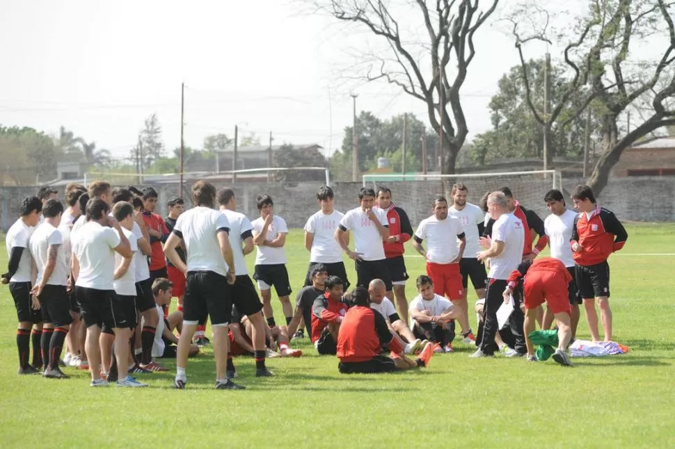 CONCENTRACIÓN. El técnico Carlos Ramacciotti pretende que los problemas económicos se solucionen lo más rápido posible para que sus jugadores se limiten a trabajar y a pensar en el ascenso. 