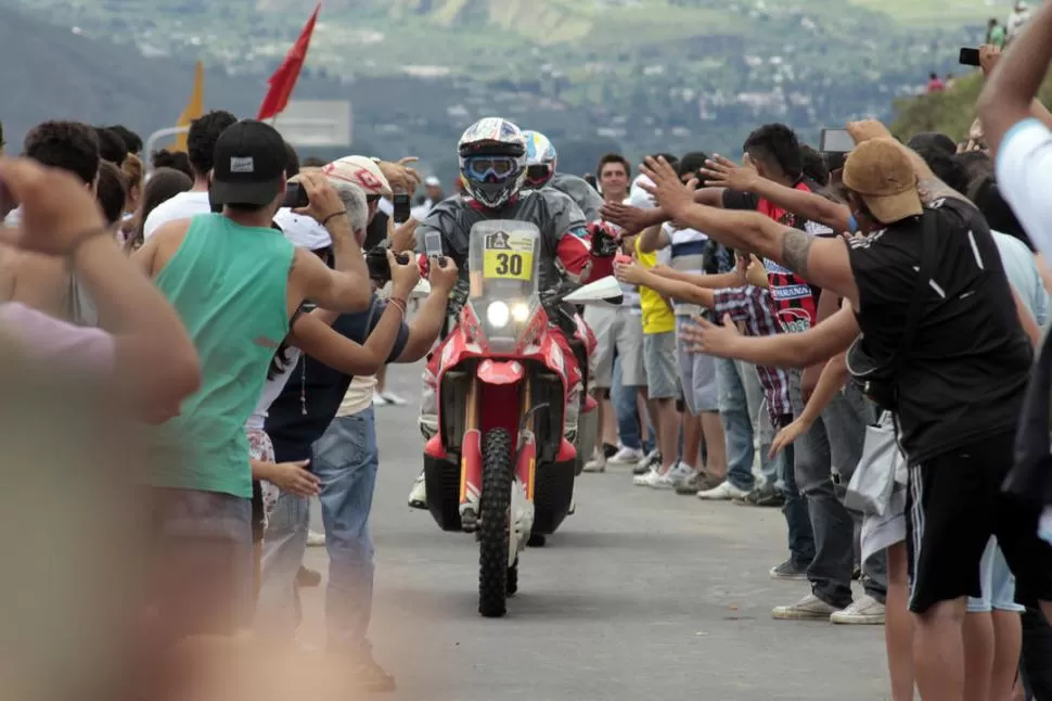 MILES DE FANS. La gente colmó la ruta 307 que atraviesa Tafí del Valle, para poder 'chocar los cinco' con los pilotos del rally. Los controles policiales evitaron incidentes y permitieron una jornada a puro aplauso. 