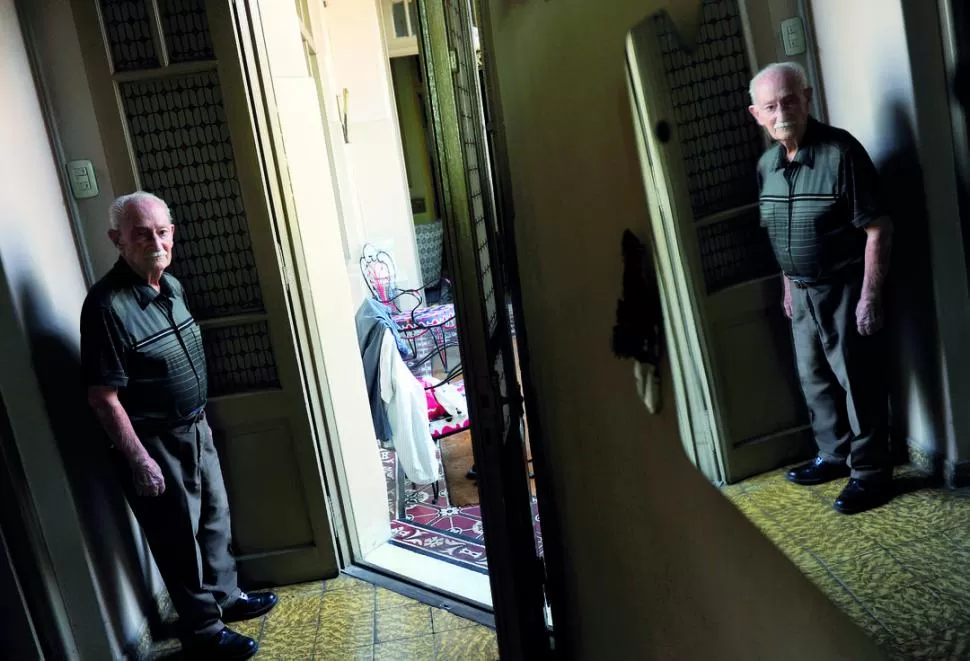 EN SU CASA. José Domato, quien en abril cumplirá 95 años, recibió a LA GACETA en su vivienda de barrio Norte. LA GACETA / FOTOS DE JORGE OLMOS SGROSSO