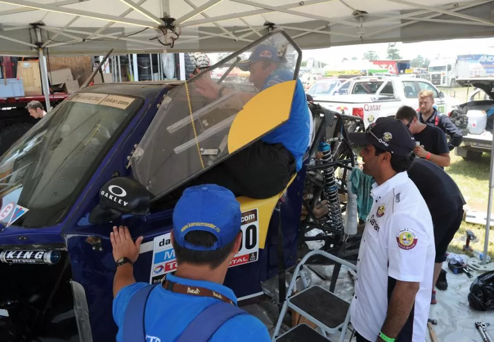 PRIMERA VISITA. Vladimir Chagin ya saludó a Nasser Al Attiyah y aceptó la invitación a subirse al Buggy del qatarí. No se quedó en él mucho tiempo, pero al salir mostró su satisfacción por el momento. 