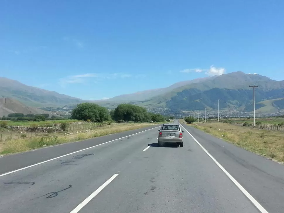 URBANIZACIÓN ENTRE LOS CERROS. El registro inmobiliario se ha incrementado en los últimos años, confirma Jorge Yapura Astorga, jefe de la comuna tucumana. Aquí, el ingreso a la ciudad de Tafí del Valle.  LA GACETA / FOTO DE LUIS DUARTE