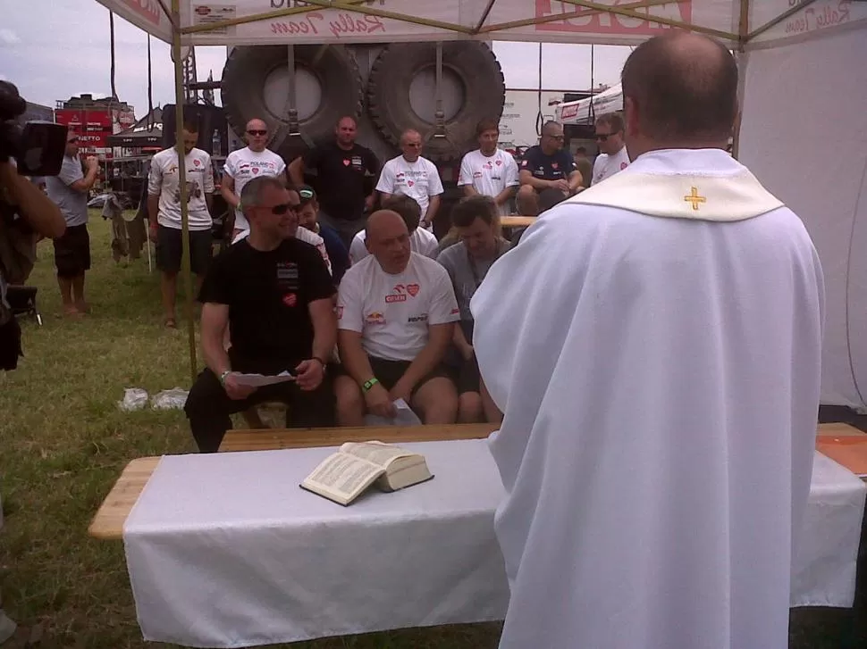 PAUSA ESPIRITUAL. Bochnak oficia la misa para los polacos bajo un gacebo en plena siesta, cuando el calor se hacía sentir. LA GACETA / FOTOS DE MARIANA APUD