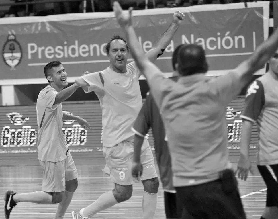 DEPORTISTA. Scioli no dejó de jugar al fútbol, ya que integra el equipo de La Ñata en un torneo de futsal. PRENSA DANIEL SCIOLI