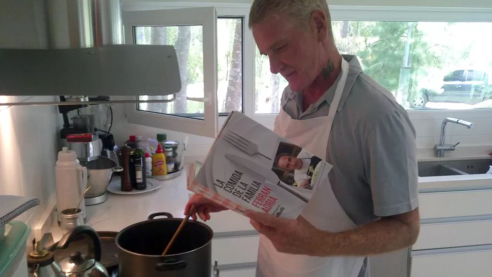 EN LA COCINA. La foto de De Narváez tuvo casi 250 retweets a la primera hora de ser subida. FOTO TOMADA DE TWITTER / @DENARVAEZ