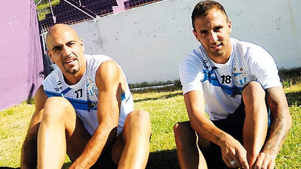 CASI LISTOS. Barone y Peña se ponen los botines antes de entrenar ayer en Fénix; los defensores jugarían el sábado en el duelo por el tercer puesto o la final.