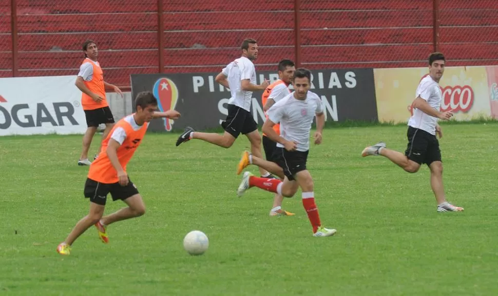 AHORA SÍ, A TRABAJAR. Resuelta la cuestión económica, el plantel se quedó a entrenar en el estadio. A 10 días para el jugar el primer partido oficial contra Sportivo Belgrano, no hay tiempo que perder. 