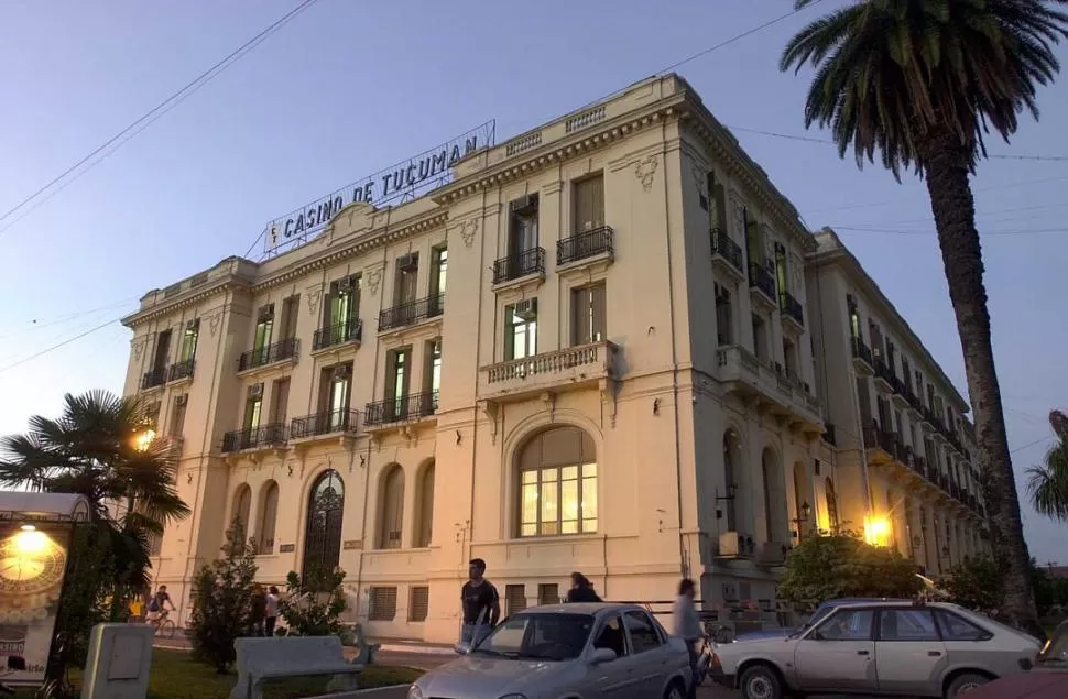 CASINO Y OFICINAS.  El edificio cambió de manos varias veces y allí funcionaron dependencias estatales.  LA GACETA / FOTO DE HECTOR PERALTA (ARCHIVO)