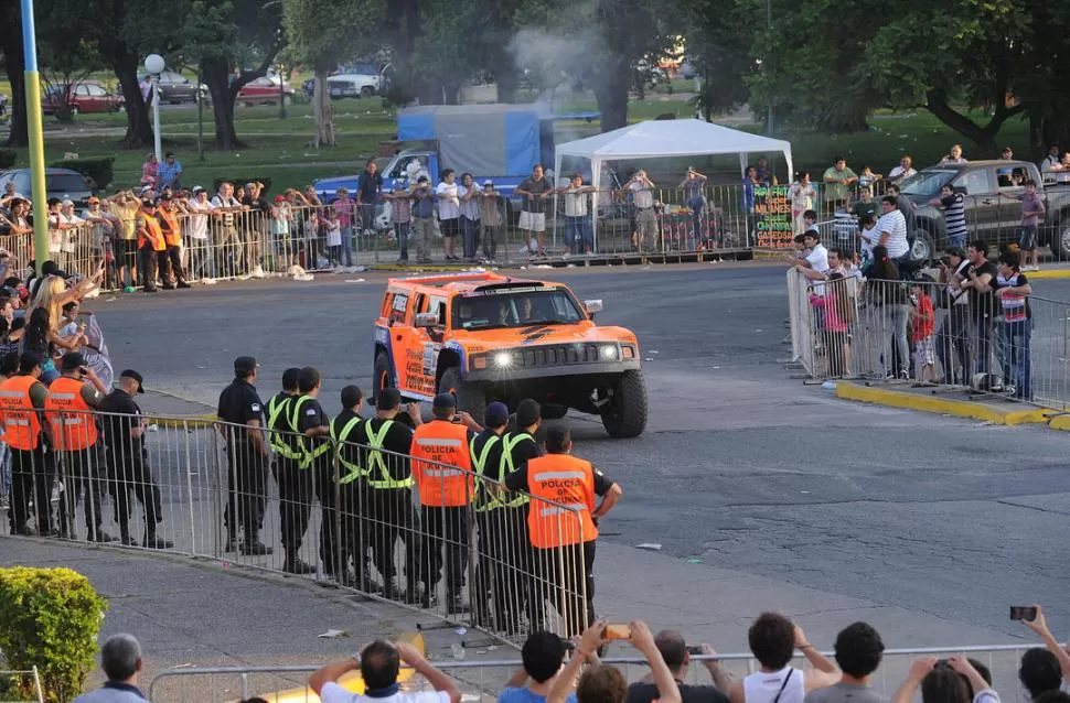 EL LOCO DE LA HUMMER NARANJA. El audaz Robby Gordon partió al alba hacia Córdoba, entre los flashes de los cientos que madrugaron para despedir a la caravana y vivir el Dakar hasta el último instante.