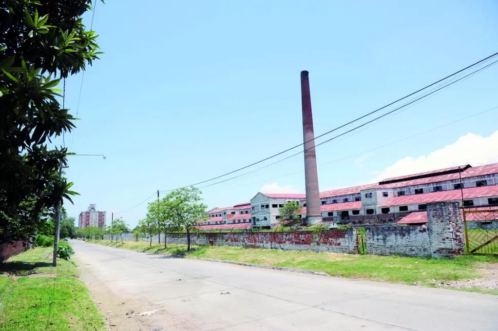 ESTRUCTURA COLOSAL. En 2000, en la ex cerámica Matas, se construiría un supermercado, pero las obras nunca empezaron y el basural apareció. LA GACETA / FOTO DE FRANCO VERA