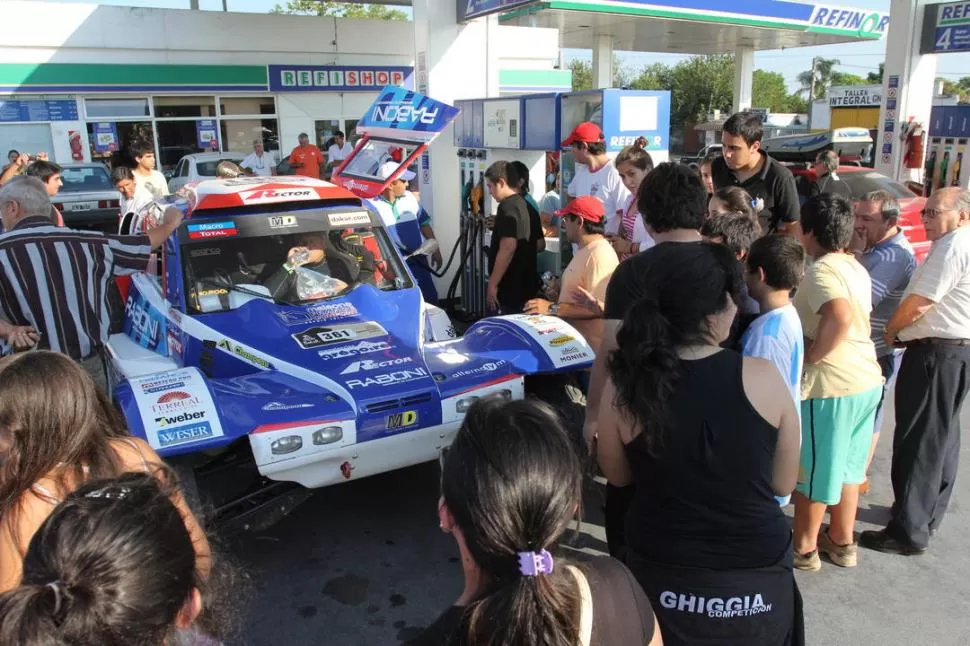 EN MONTEROS. Paró a cargar combustible y el público aprovechó para ver. 