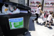 Tiran la basura en el contenedor, pero empujan esos 1.000 litros de residuos hacia la puerta del vecino