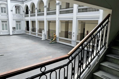 Oficialistas defienden para el Savoy lo que para la oposición es una ficción de Verne