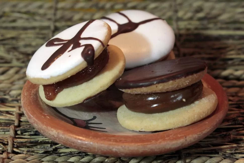 $ 25
 media docena de alfajores.  