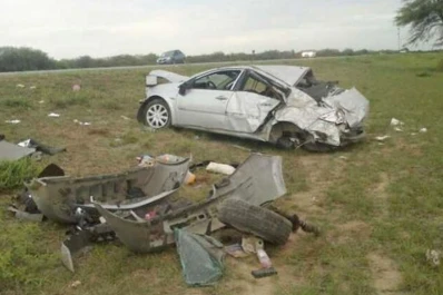 Tucumanos volcaron con su auto en Santiago cuando regresaban de vacaciones: un muerto