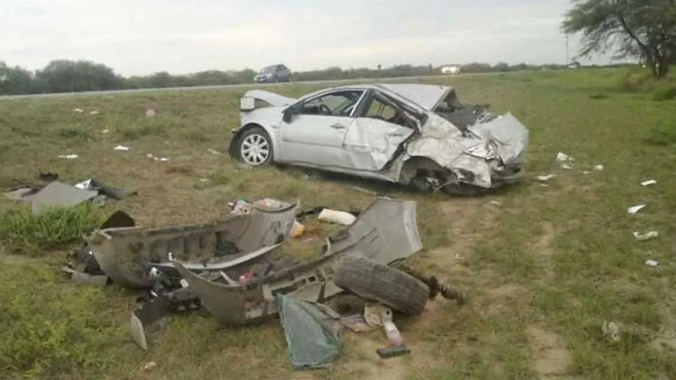 TREMENDO. El Megane quedó destrozado tras dar varios tumbos. FOTO TOMADA DE NUEVODIARIOWEB.COM