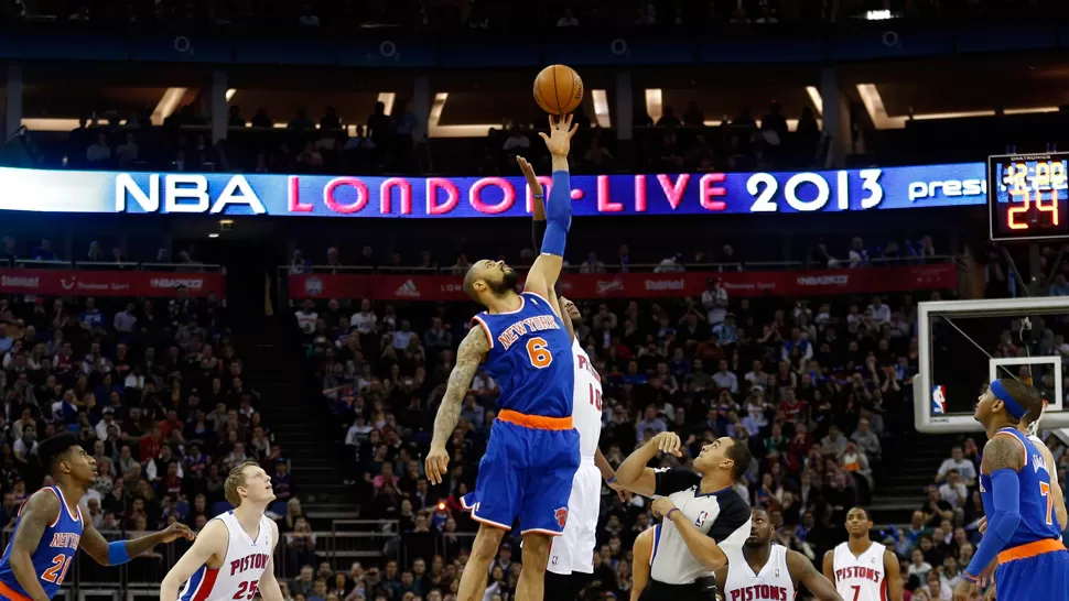 PARA ARRIBA. Tyson Chandler y Grag Monroe, en el salto inicial del partido jugado en el Arena londinense. REUTERS