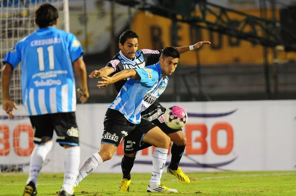 BIEN. Almerares no puede romper el maleficio de anotar, pero supo bancarse a Eluchans y luego asistir a Montiglio en el 1-0. GENTILEZA DIARIO EL PAIS DE URUGUAY