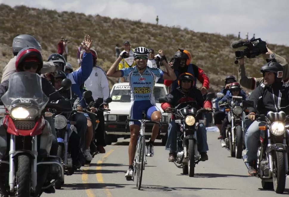 RELEVANTE. Álvaro Argiró cumplió una brillante tarea en el quinta etapa de la Vuelta de San Juan. En la foto, el tucumano muestra su alegría por ganar el tramo. 