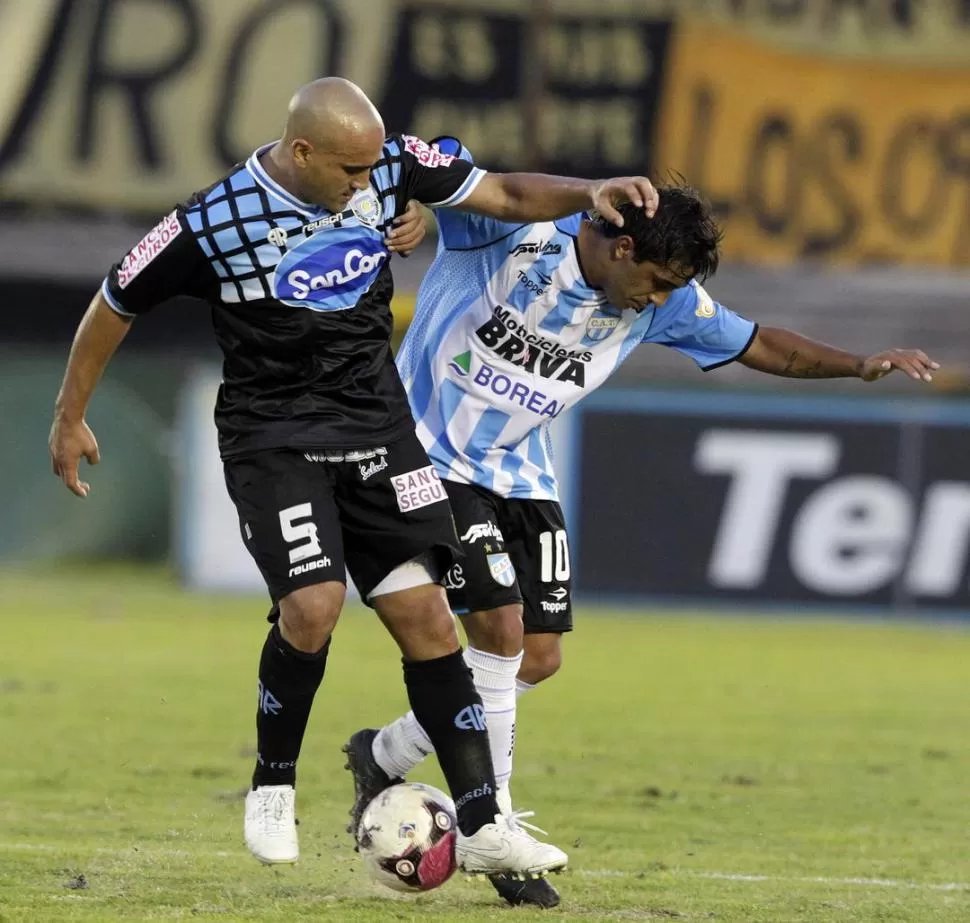 DE MENOR A MAYOR. Méndez, que lucha por el balón con Ferro, empezó fuera de foco pero luego se acomodó en el juego. 