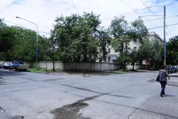 Entre la tristeza, la indignación y la mudanza, los vecinos rechazan el plan para el ex Savoy