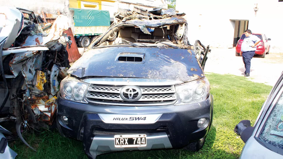 LA CAMIONETA DE ECHAZÚ. El techo de la Toyota Hilux, donde viajaba la niña que murió, quedó destrozado. GENTILEZA NELLY BENAVENTE