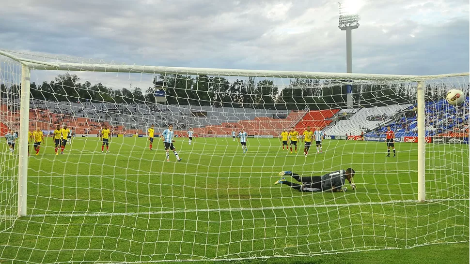 EL PRIMER GOLPE. Alan Ruiz cambia por gol, por el 1 a 0, el penal que le cometieron a Iturbe. El volante de San Lorenzo fue de lo mejor en la Selección, que perdió hasta el apoyo de la gente en Mendoza. 