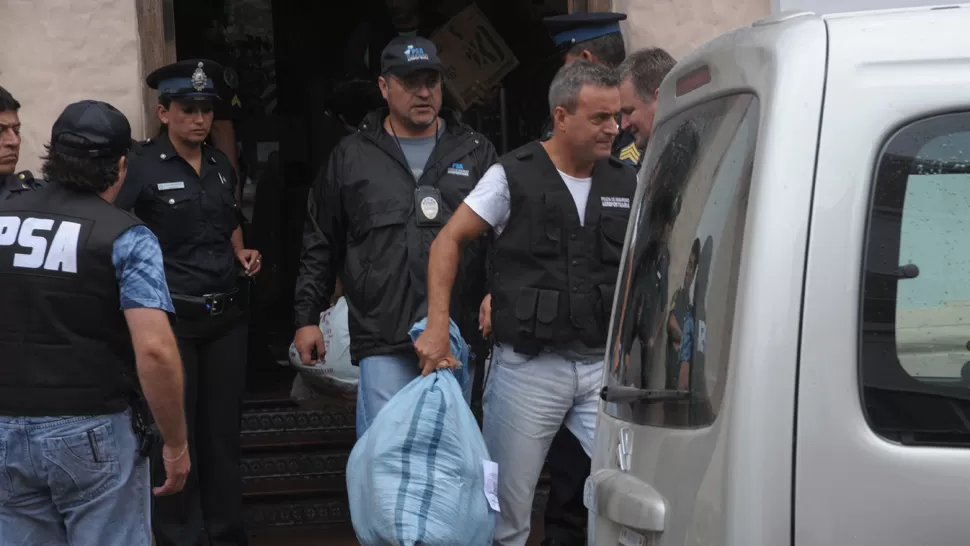 LAS PRUEBAS. Allanaron la sede donde escondían los elementos incautados.  FOTO GENTILEZA DE DIARIO EL TRIBUNO DE SALTA