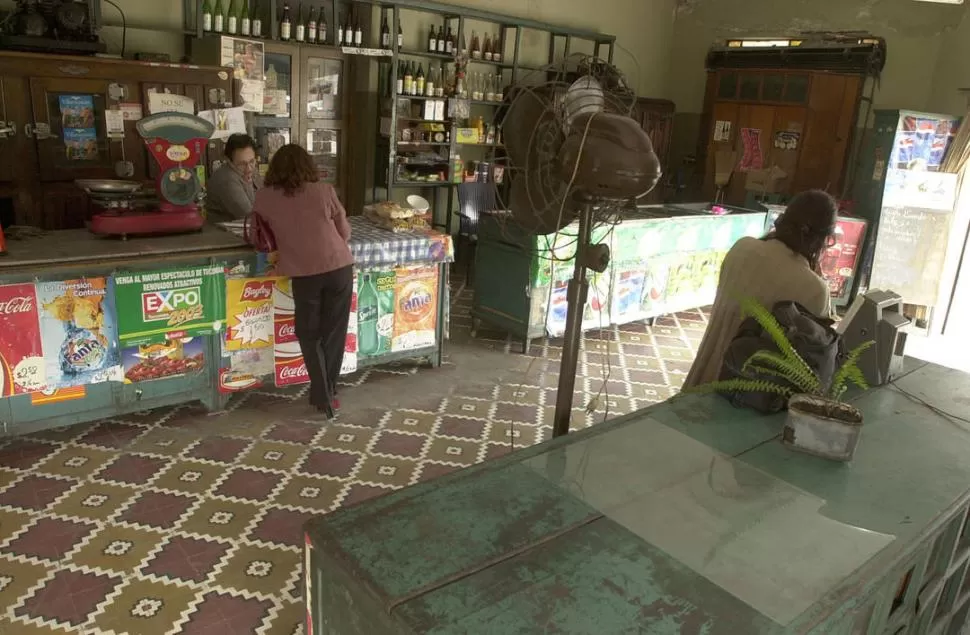 EL PULSO DEL ALMACÉN. El comerciante de barrio y los consumidores son los que perciben directamente los efectos de la variación de precios. LA GACETA / FOTO DE JOSE NUNO (ARCHIVO)