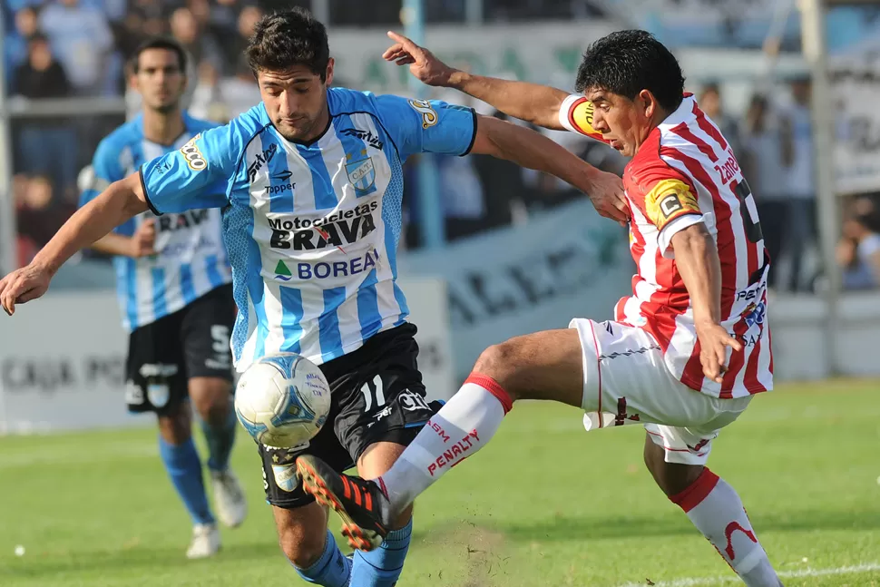 SIN REVANCHA. Los hinchas de santos y decanos deberán esperar, tal vez, hasta la Copa Argentina para enfrentarse una vez más. LA GACETA / ARCHIVO