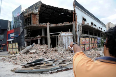 El derrumbe de una obra alteró la siesta en la plazoleta Mitre