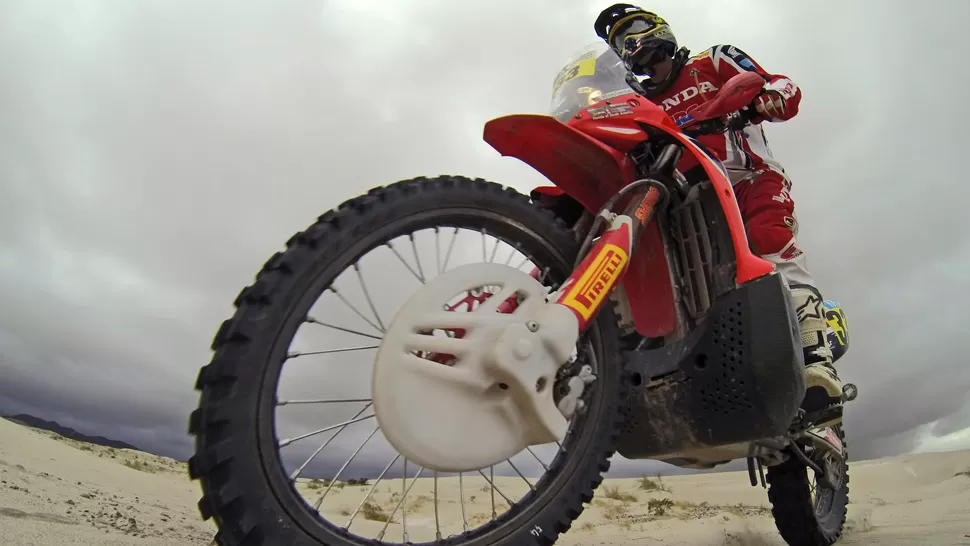 PARA VERTE MEJOR. La niebla complicó la visibilidad del camino. REUTERS.