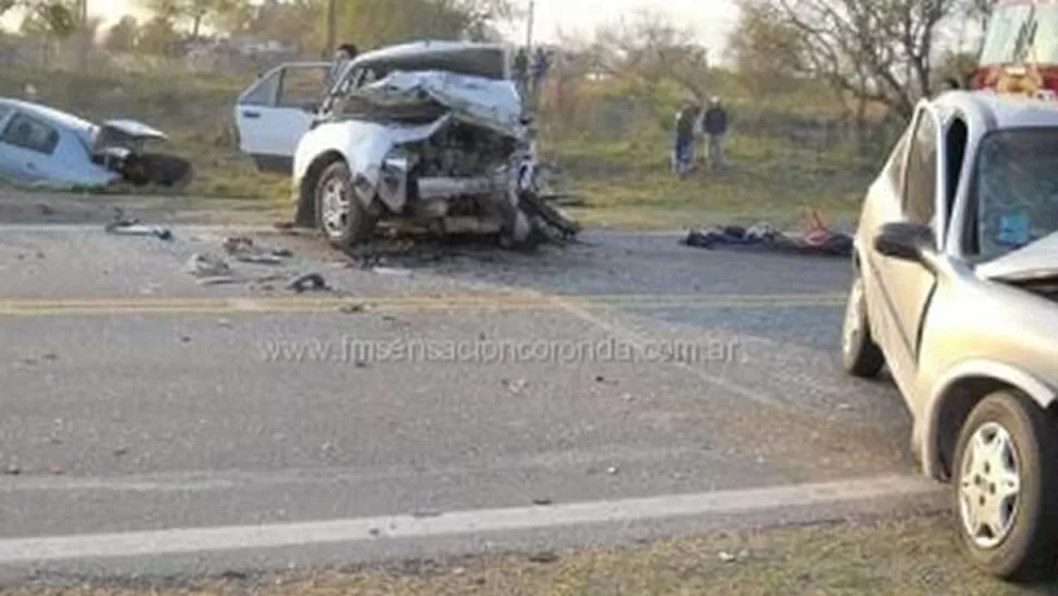 DESTROZADO. Uno de los autos quedó hecho añicos. FOTO TOMADA DE INFOBAE.COM.AR