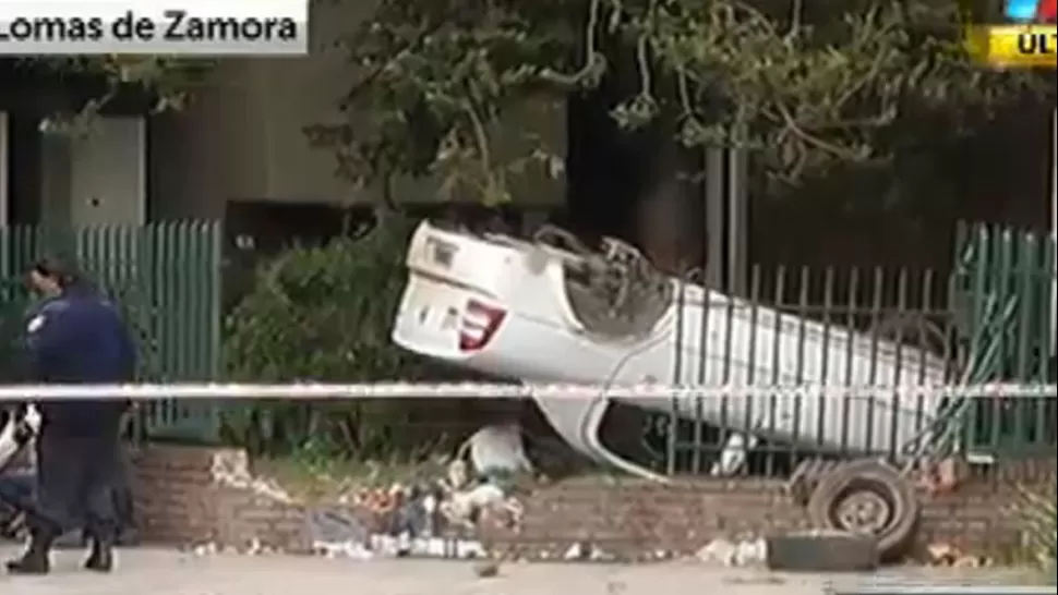 PATAS PARA ARRIBA. El vehículo terminó en el jardín de una casa. CAPTURA DE VIDEO.