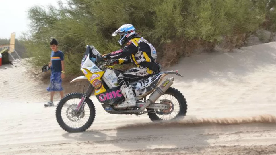 ULTIMO METROS. Rodolfo Bollero transita el último tramo de la carrera rumbo a la meta final. El tucumano quedó 64° en la clasificación general del Dakar 2013. FOTO TOMADA DEL FACEBOOK DE RODOLFO BOLLERO