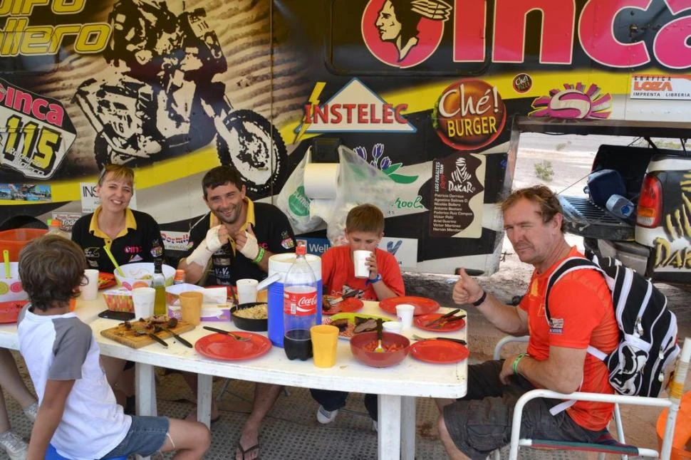 LUEGO DE LA ACCIÓN. Rodolfo Bollero compartió con su esposa Patricia y Pablo Pascual el almuerzo luego de una dura etapa en Chile. 