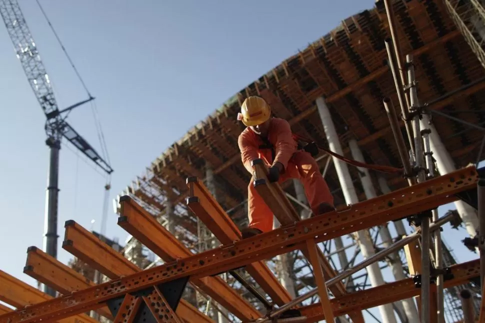 EN CAÍDA. La construcción fue una de las actividades que más sintió el impacto de las restricciones oficiales. Según los datos oficiales, la actividad cayó 5,3%. REUTERS