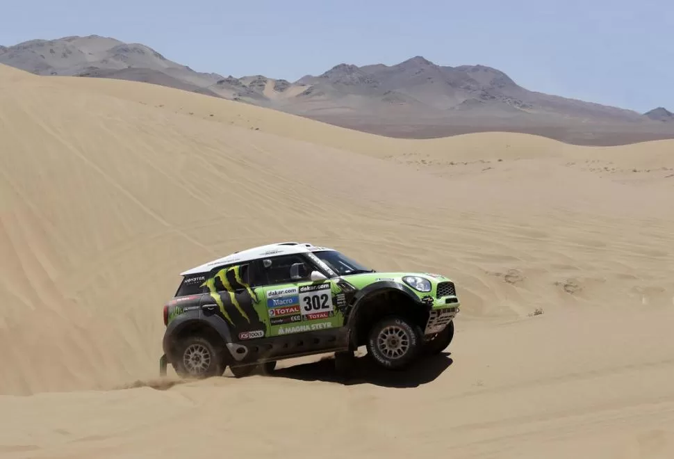RUMBO A LA VICTORIA. La figura del Mini de Stephane Peterhansel se recorta en el paisaje del desierto chileno. El piloto francés tiene el triunfo a la vista; solo le queda una etapa por delante. 