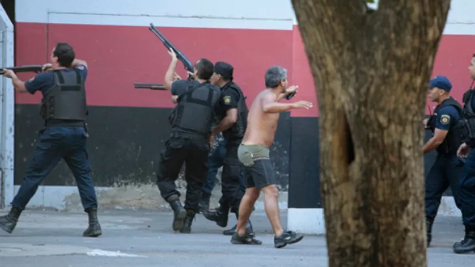 VEHEMENCIA. Un grupo de canallas apedrearon a otros de la lepra cerca del Parque de la Independencia. FOTO TOMADA DE LACAPITAL.COM.AR