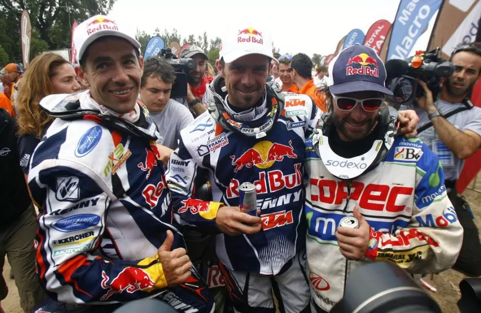 LOS TRES EN LO MÁS ALTO. El portugués Ruben Faria, Cyril Despres y el    chileno Francisco López, juntos a poco de atravesar la meta de la competencia. Los pilotos fueron los mejores, montados en motos KTM. 