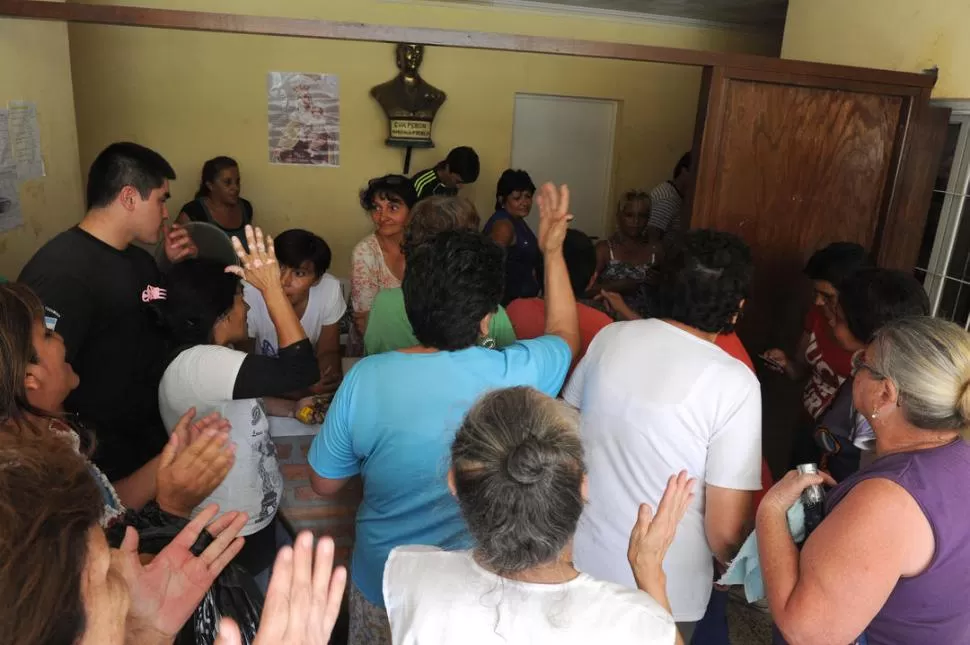 PROTESTA. El viernes los vecinos del barrio 21 de Septiembre, en Cevil Redondo, tomaron el edificio donde funciona la comuna ante la falta de agua potable.  LA GACETA / FOTO DE HECTOR PERALTA