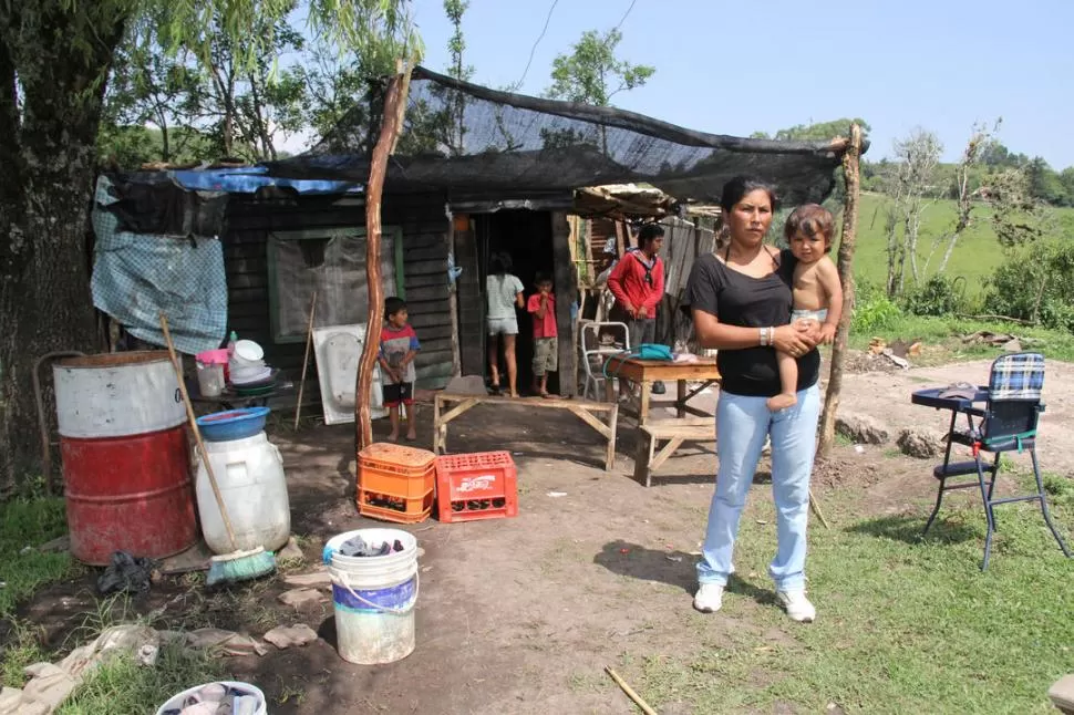 HACINADOS. Arce vive con sus cinco hijos en el medio del cerro San Javier.  LA GACETA / FOTOS DE ALVARO MEDINA
