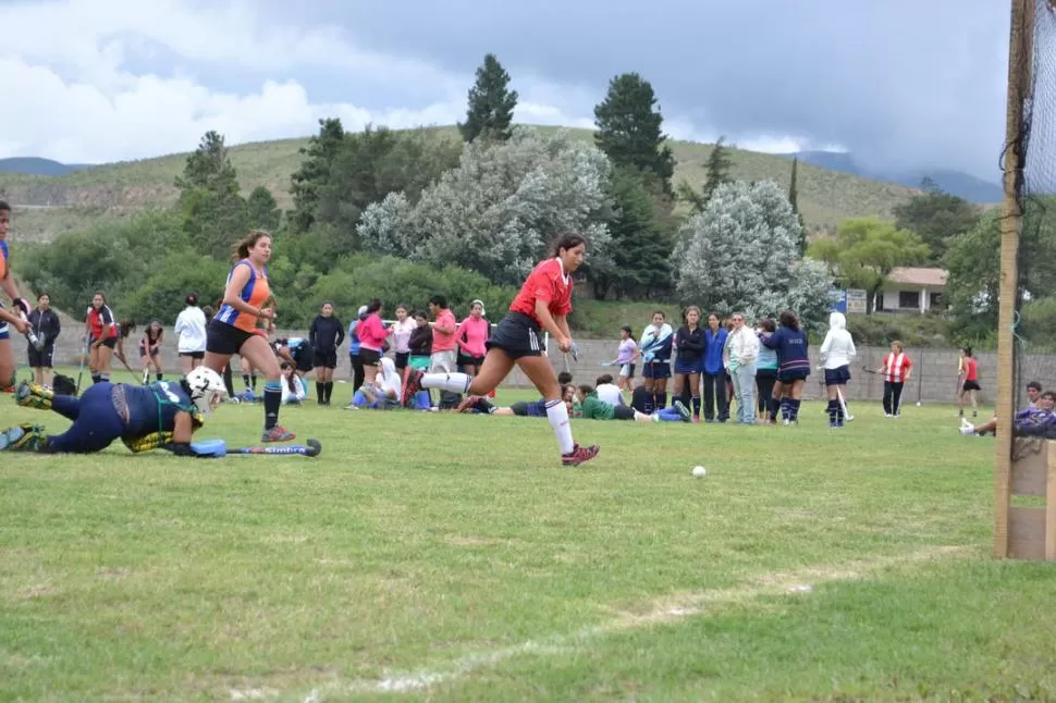 POSTAL HERMOSA. El deporte y el paisaje son mejores amigos en El Mollar, donde las chicas del hockey hacen de las suyas. 