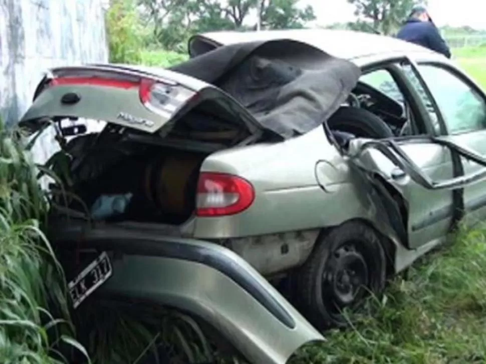 EN LA RUTA 66. El Renault Mégane se estrelló contra el muro de un puente. GENTILEZA DIARIO EL TRIBUNO DE JUJUY