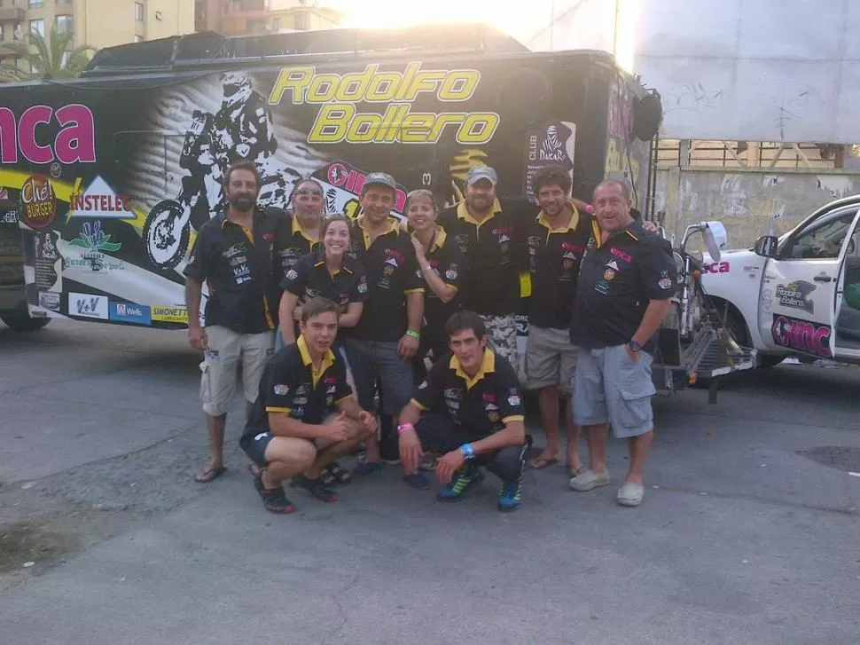 TODOS CON ÉL. Minutos después de haber llegado al parque O'Higgins, el equipo de Rodolfo Bollero le brindó una emocionante recepción. Luego, posaron para la foto. PRENSA BOLLERO