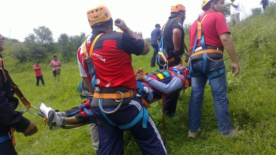 EN PLENA TAREA. La imagen muestra un momento de la capacitación: el rescate de una víctima. GENTILEZA PEDRO RODRíGUEZ SALAZAR
